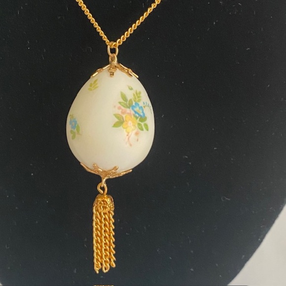 Vintage Real Egg Necklace Blue & Yellow Flowers on Gold Tone Chain with Tassel - Picture 2 of 4
